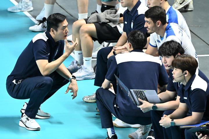삼성화재 김상우 감독이 그로즈다노프와 이야기한다