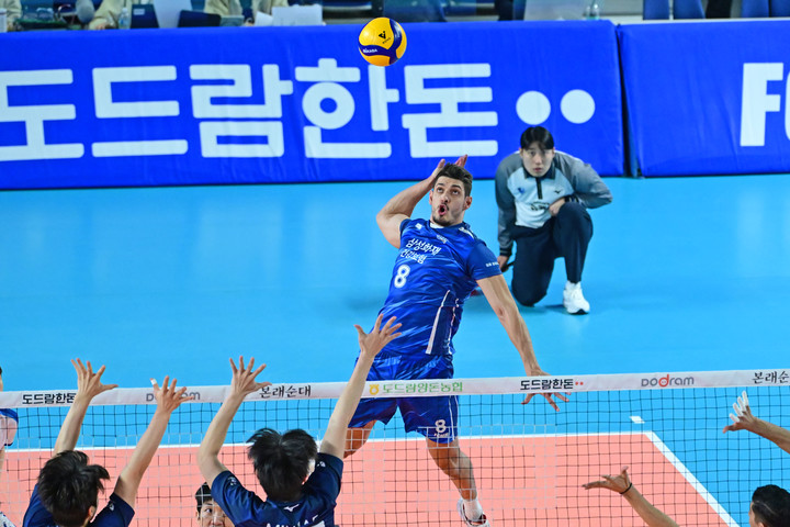 삼성화재 그로즈다노프가 공격을 시도한다