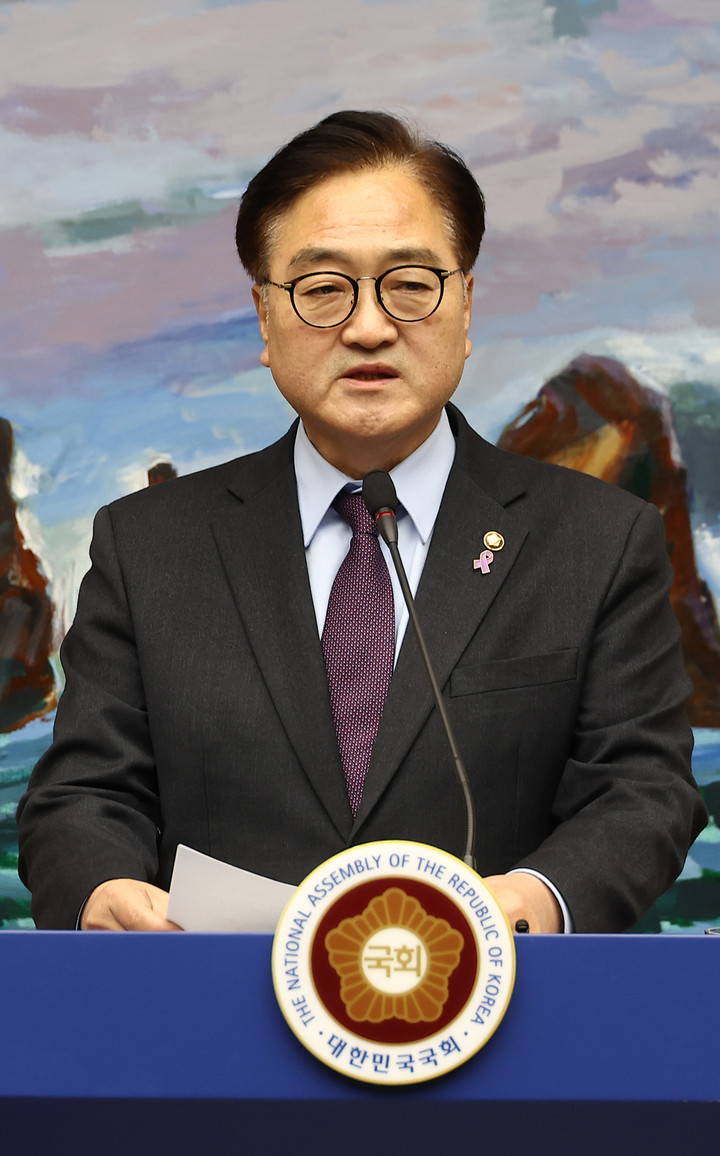 6일 서울 여의도 국회 접견실에서 긴급 담화문을 발표하고 있는 우원식 국회의장