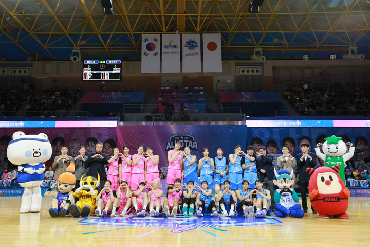 지난 1월 아산이순신체육관에서 열린 여자프로농구 올스타 페스티벌 경기 후 단체 기념촬영하는 선수들