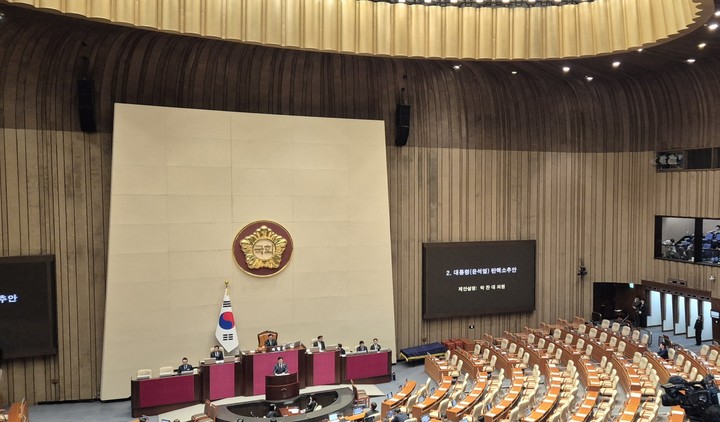 7일 서울 여의도 국회에서 열린 본회의에서 윤석열 대통령에 대한 탄핵소추안이 상정됐다.