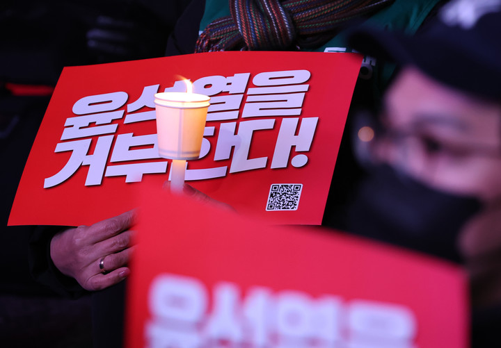 국회의사당 앞에 모인 국민들이 윤석열 대통령 퇴진 촛불시위를 전개하고 있다