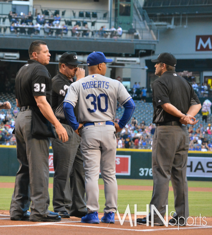 (데이브 로버츠 다저스 감독이 경기 전 라인업 카드를 제출하기 위해 심판들을 만나고 있다)