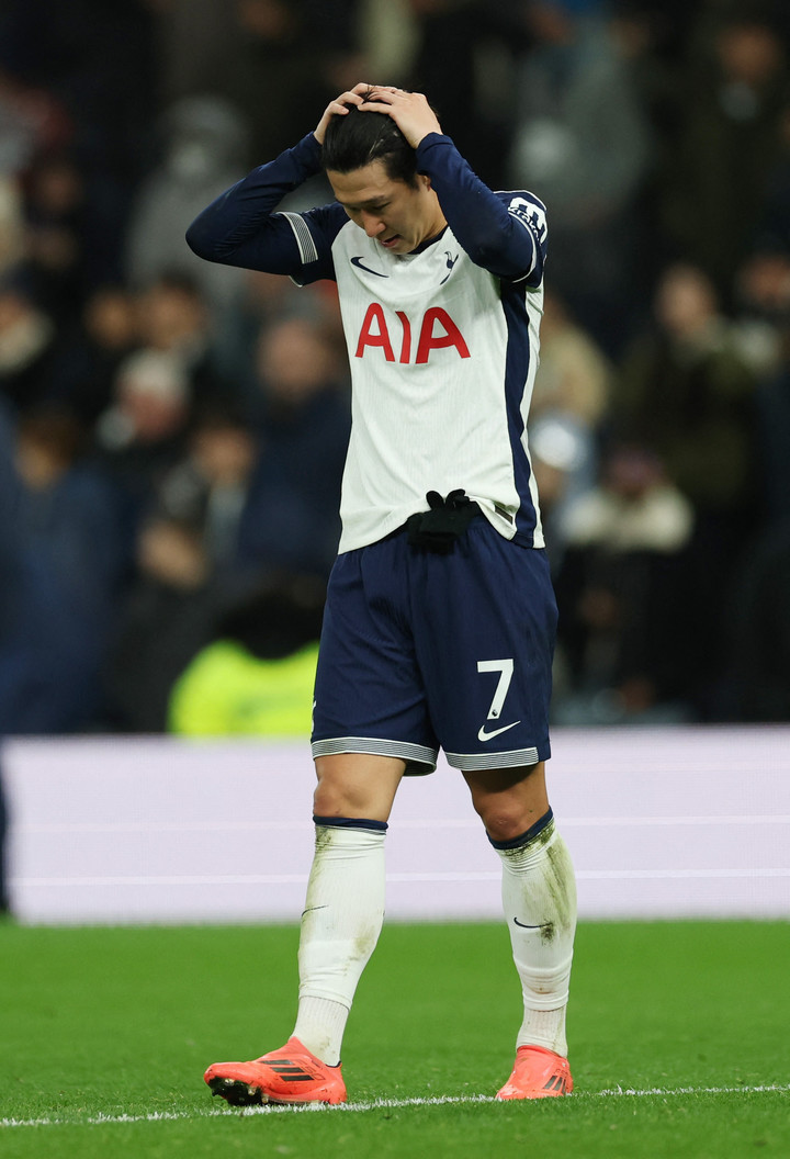 9일 첼시에 2-0으로 앞서다 3-4 역전패를 당하자 아쉬워하는 토트넘 홋스퍼 손흥민