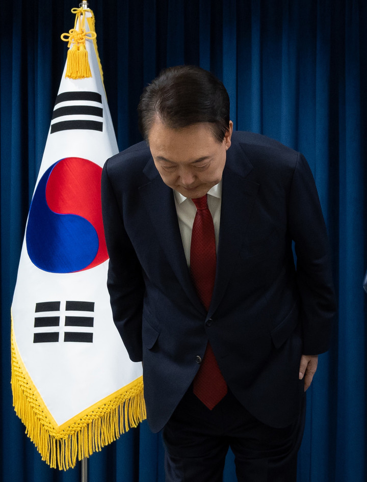 지난 7일 서울 용산 대통령실 청사에서 대국민 담화를 마치며 인사하고 있는 윤석열 대통령