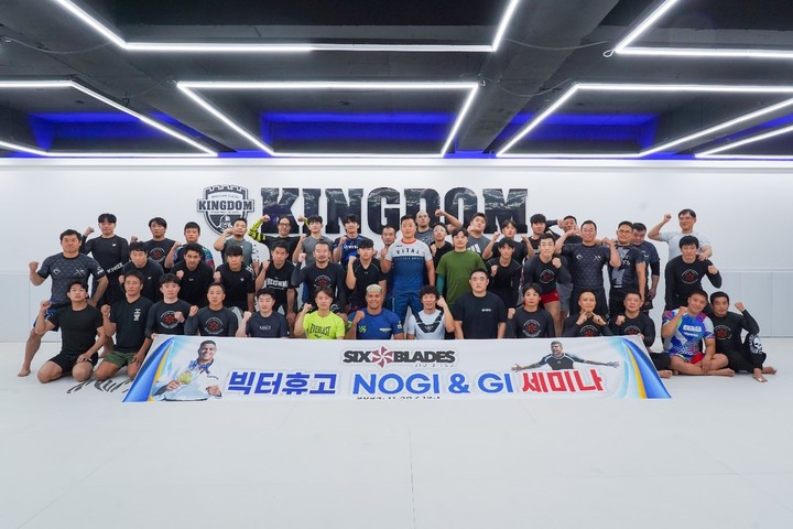 주짓수 세계 챔피언 빅터 휴고가 경상북도 경산 세미나에 참가한 지도자 및 수련생과 기념 촬영을 하고 있다.