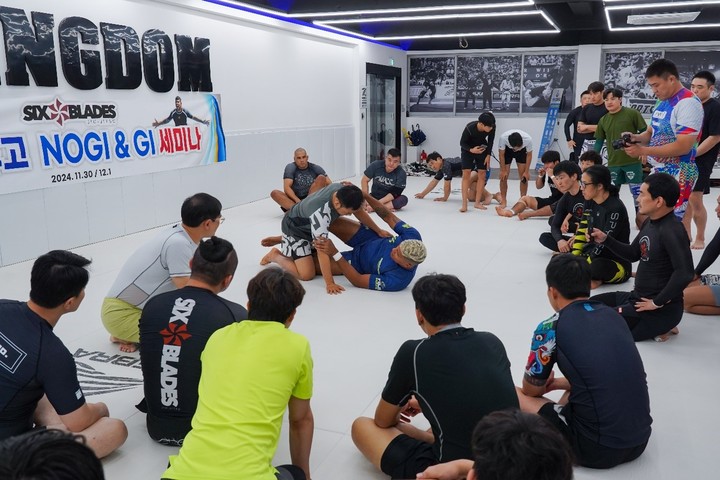 주짓수 세계 챔피언 빅터 휴고가 킹덤주짓수경산 체육관에 모인 50여 지도자와 수련생을 대상으로 니쉴드 포지션에서의 기술을 설명하고 있다.