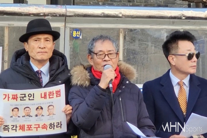 9일 서울 여의도 국민의힘 당사 앞에서 열린 기자회견에서 발언하고 있는 (가운데)송운학 국힘해체 추진행동 상임대표