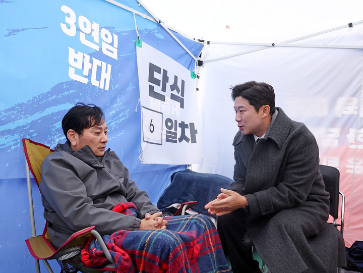 진종오 의원(오른쪽).