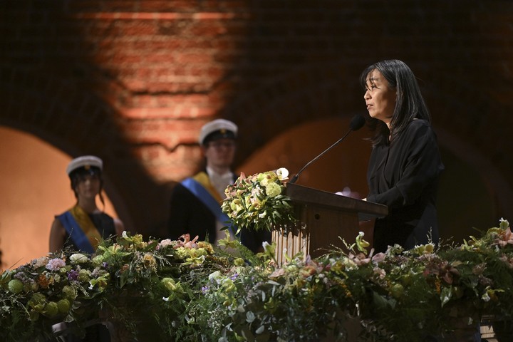 지난 10일(현지시각) 2024년 노벨문학상 수상자인 한강이 스웨덴 스톡홀름 시청에서 열린 노벨 연회에서 수상소감을 밝혔다.