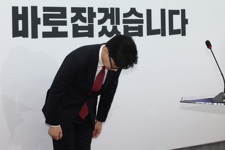 12일 서울 여의도 국회에서 윤석열 대통령 탄핵과 관련한 기자회견을 하고 있는 한동훈 국민의힘 대표