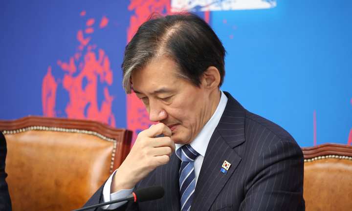 지난 11일 오전 조국혁신당 조국 대표가 서울 여의도 국회에서 열린 '3년은 너무길다 특별위원회(탄추위)' 회의에서 위원들의 발언을 경청하며 자료를 살펴보고 있다.