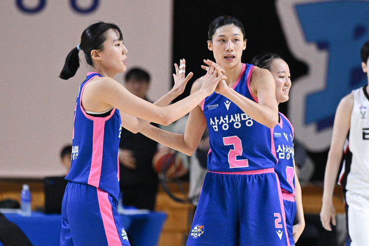 용인 삼성생명 강유림(왼쪽)과 이해란