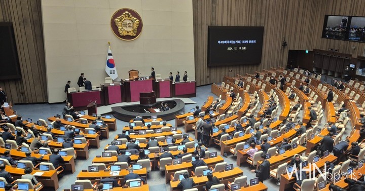 13일 서울 여의도 국회 본회의에서 의원들이 의석을 정돈하고 있다.