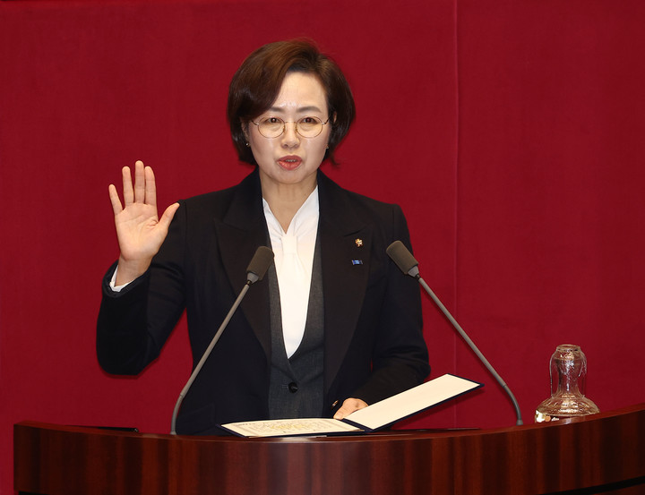 13일 국회 본회의에서 선서하고 있는 백선희 조국혁신당 의원