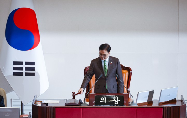 14일 서울 여의도 국회에서 우원식 국회의장이 윤석열 대통령에 대한 탄핵소추안을 상정했다.