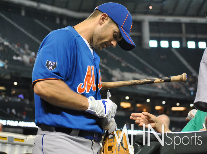 (현역시절 라이트가 경기 전 팬들에게 사인을 해주고 있다)