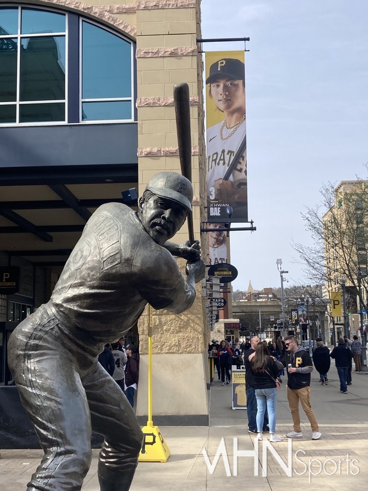 (피츠버그 홈구장 PNC 파크 외벽에 걸린 배지환 사진)