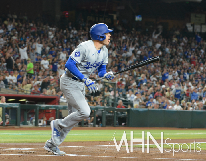 (다저스 1루수 프레디 프리먼이 타격 후 자신의 타구를 바라보고 있다)