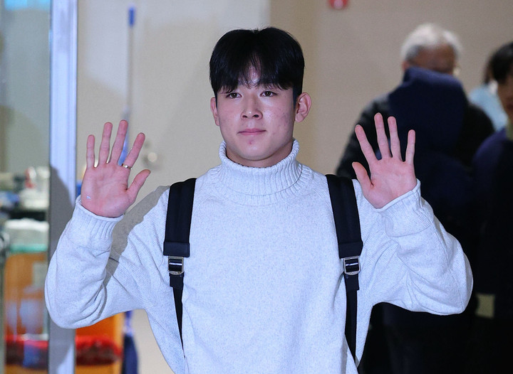 16일 인천국제공항에서 출국에 앞서 팬들에게 인사하는 양민혁