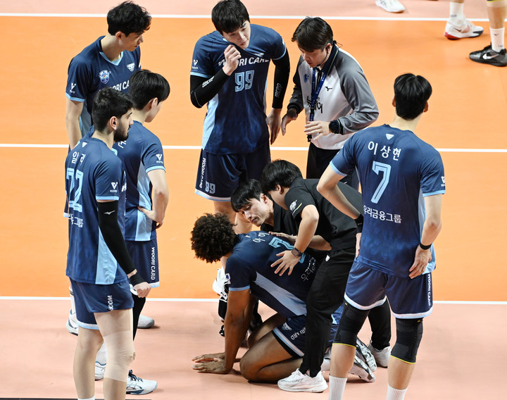 전(前) 우리카드 아히가 경기 중 주저앉아있다