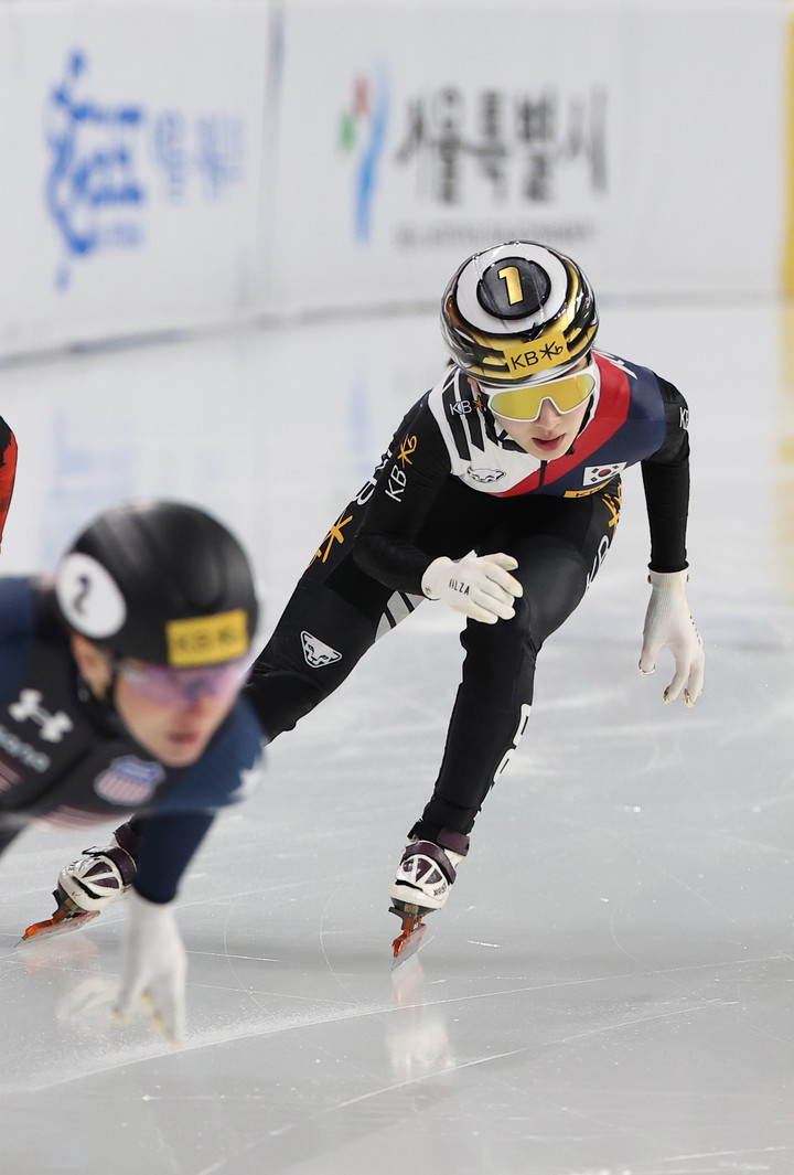 한국 쇼트트랙 대표팀 김길리가 역주한다