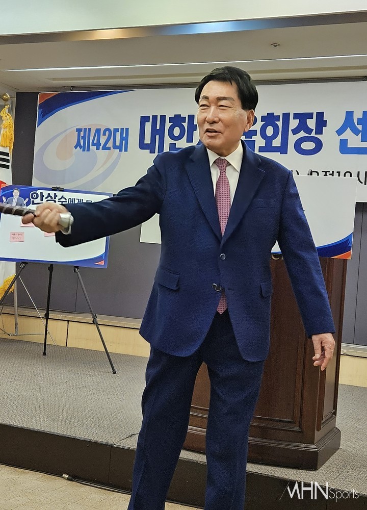 안상수 전 인천시장이 출마선언 기자회견에서 토르망치를 휘두르고 있다