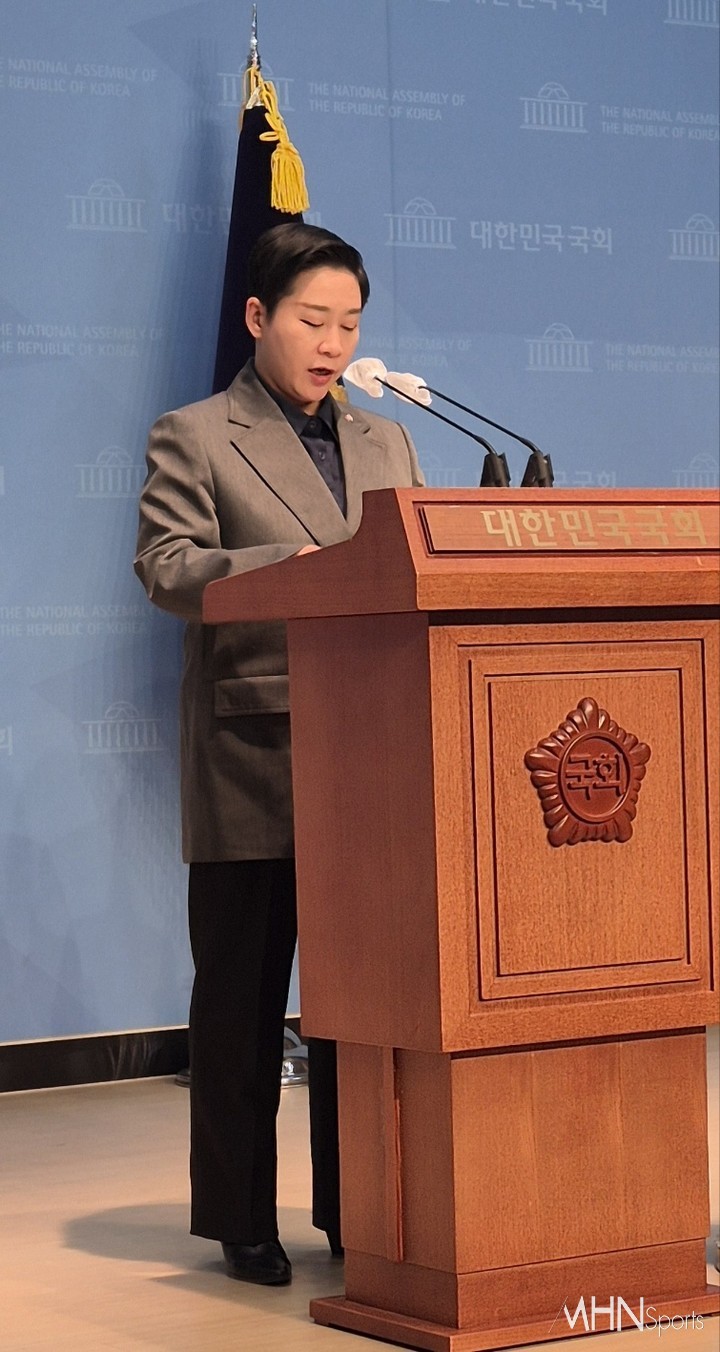 17일 국회소통관에서 기자회견을 열고 발언하고 있는 김재원 조국혁신당 의원