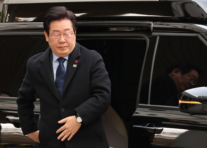 이재명 더불어민주당 대표가 17일 서울 서초구 서울중앙지법에서 열린 '대장동 배임·성남FC 뇌물' 관련 1심 속행 공판에 출석하며 법정으로 향하고 있다.