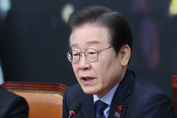 지난 16일 서울 여의도 국회에서 열린 최고위원회의에서 발언하고 있는 이재명 더불어민주당 대표