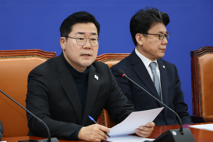 17일 서울 여의도 국회에서 열린 원내대책회의에서 발언하고 있는 박찬대 원내대표