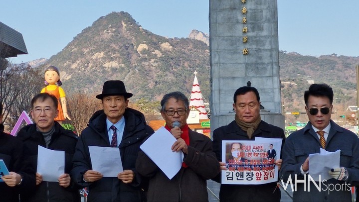 17일 서울 광화문광장 이순신 장군 동상 앞에서 발언하고 있는 (가운데)송운학 국힘해체 추진행동 대표