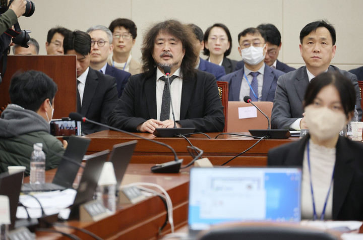 지난 13일 서울 여의도 국회에서 열린 국회 과학기술정보방송통신위원회 전체회의에 참석한 방송인 김어준 씨