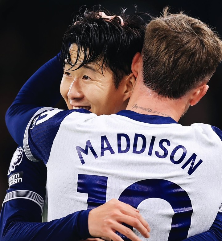 토트넘 손흥민과 제임스 매디슨이 포옹한다