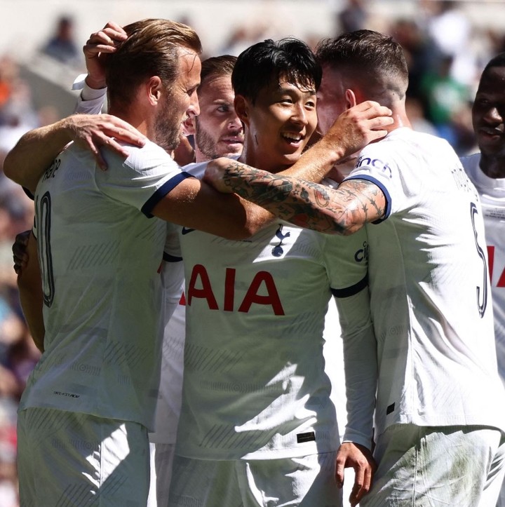 토트넘에서 활약하던 시절 해리 케인을 포함한 선수단