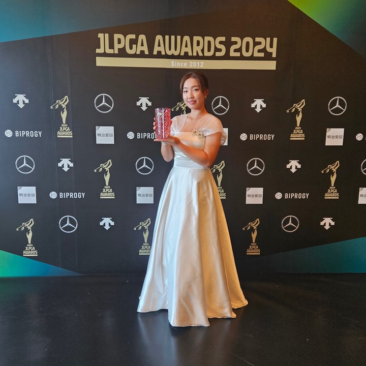 JLPGA 투어 신인상을 수상한 이효송