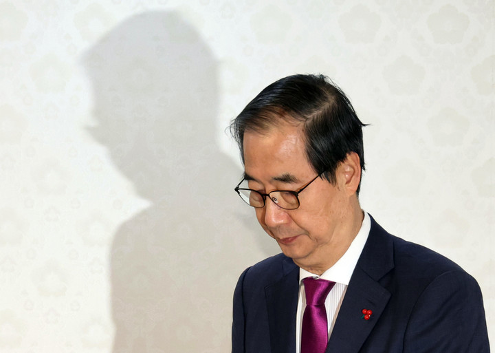 한덕수 대통령 권한대행 겸 국무총리가 지난 18일 정부서울청사에서 열린 크리스마스 씰 증정식에 참석하고 있다.