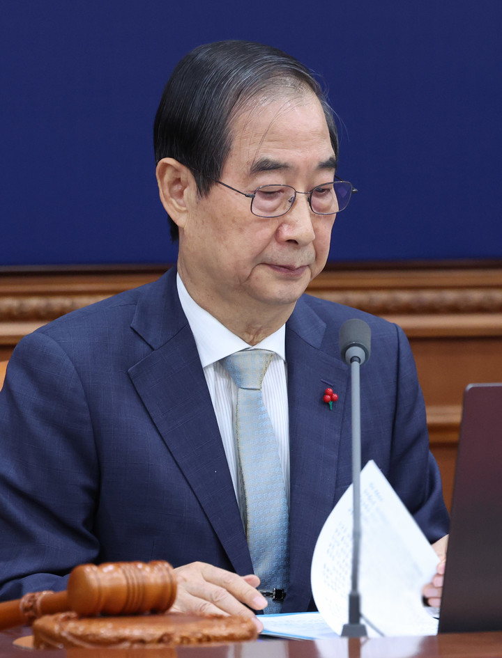 한덕수 대통령 권한대행 겸 국무총리가 19일 정부서울청사에서 임시 국무회의를 주재하고 있다.