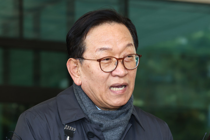 19일 서초구 서울고등검찰청 앞에서 입장을 표명하고 있는 윤석열 대통령의 변호인단인 석동현 변호사