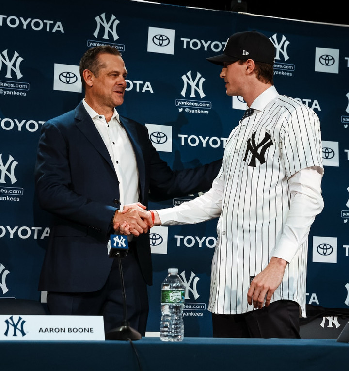 (프리드(오른쪽)가 19일 가진 양키스 입단식에서 에런 분 감독과 악수를 하고 있다)