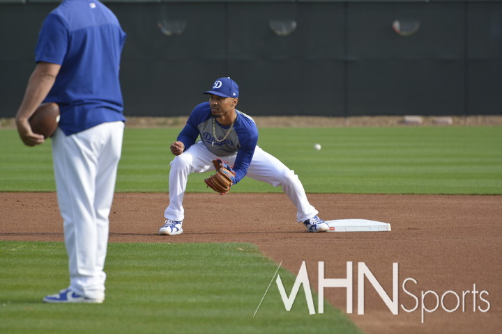 (베츠가 코치들의 도움을 받아 유격수 훈련을 하고 있다)