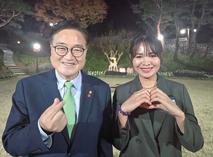 우원식 국회의장(좌)-스롱 피아비