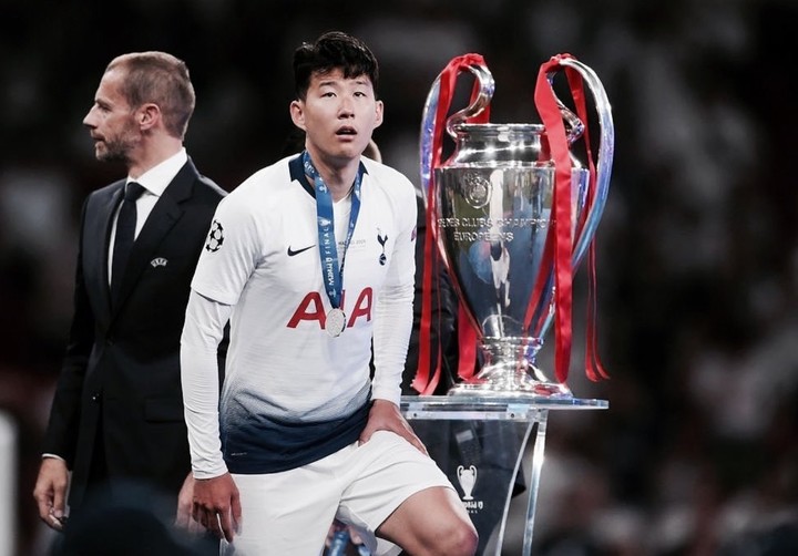 토트넘 손흥민이 트로피를 바라보고 있다