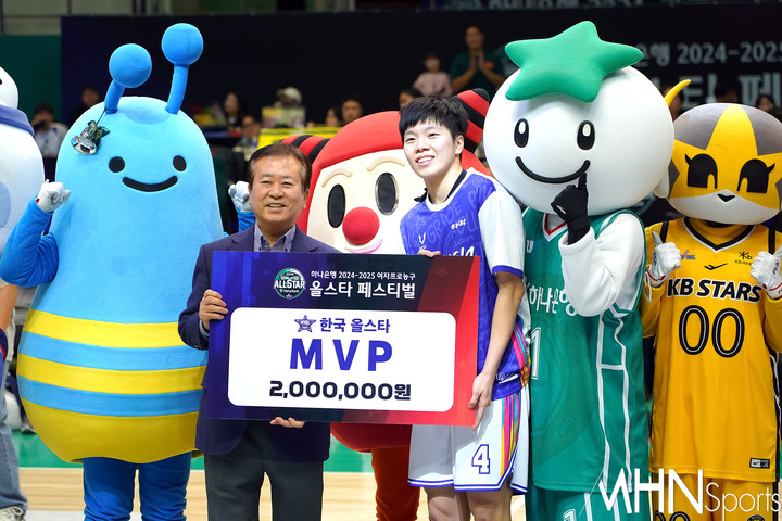 22일 올스타 페스티벌에서 한국 MVP로 선정된 진안(오른쪽)