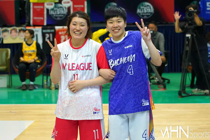 22일 올스타 페스티벌 경기 후 일본 MVP로 선정된 오카모토 미유(왼쪽)와 기념촬영하는 진안