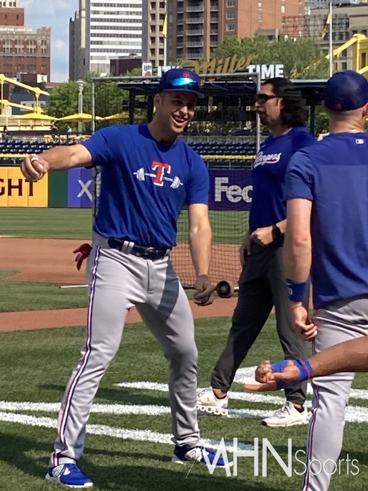 (텍사스 시절의 로우가 경기 전 필드에서 몸을 풀고 있다)