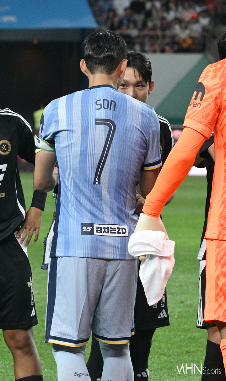 토트넘 손흥민이 양민혁과 악수한다