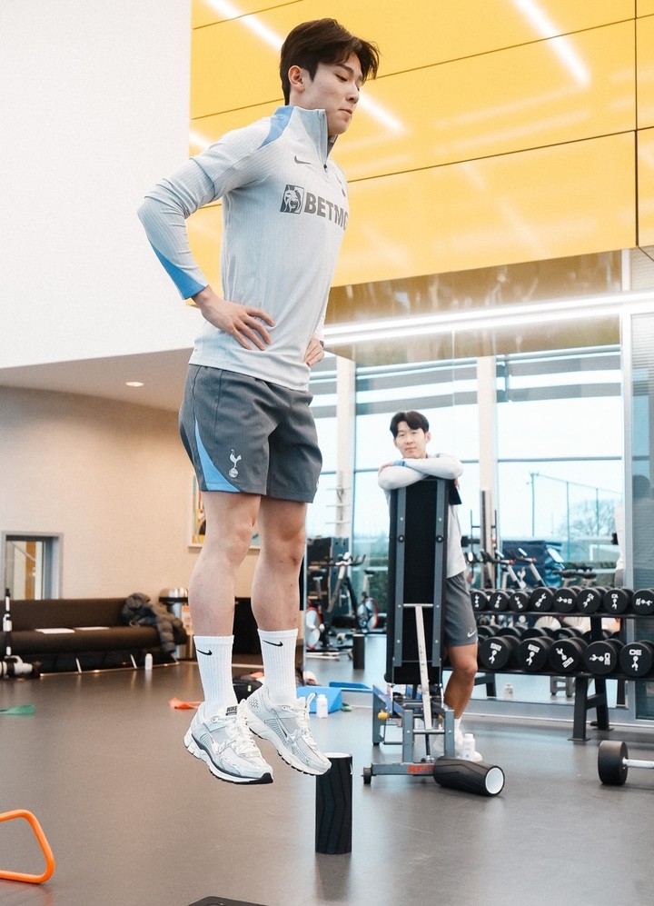 토트넘 양민혁이 훈련하고 있다