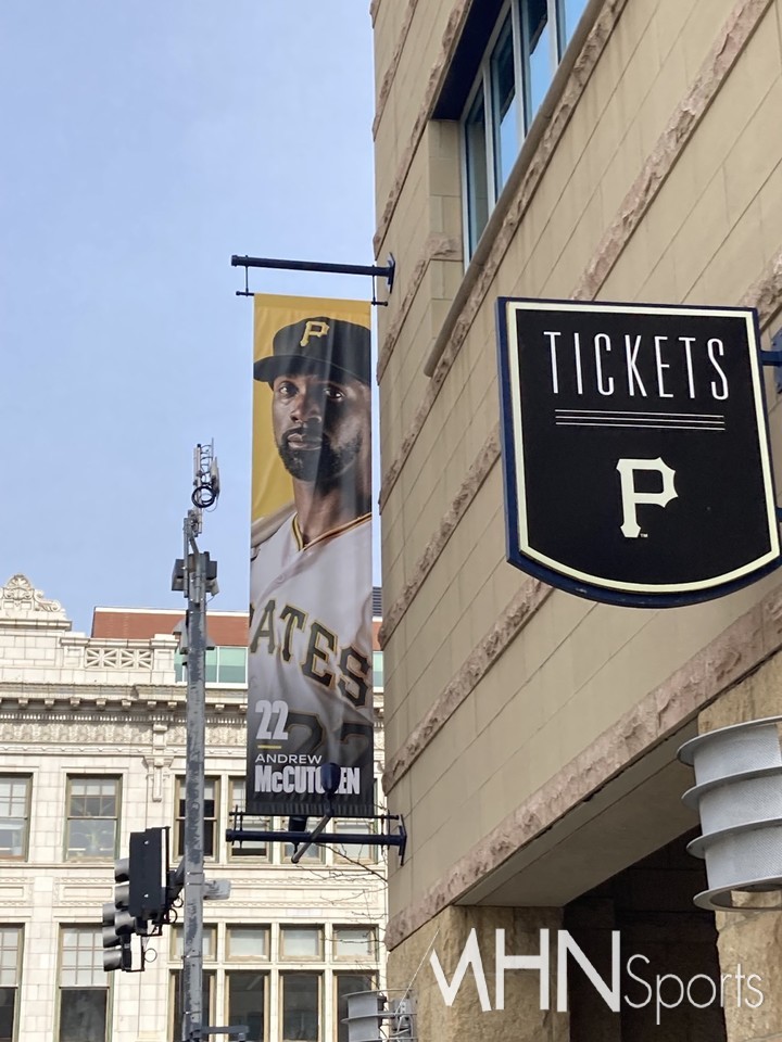 (피츠버그 홈구장 'PNC 파크' 외벽에 걸려있는 맥커친 사진)