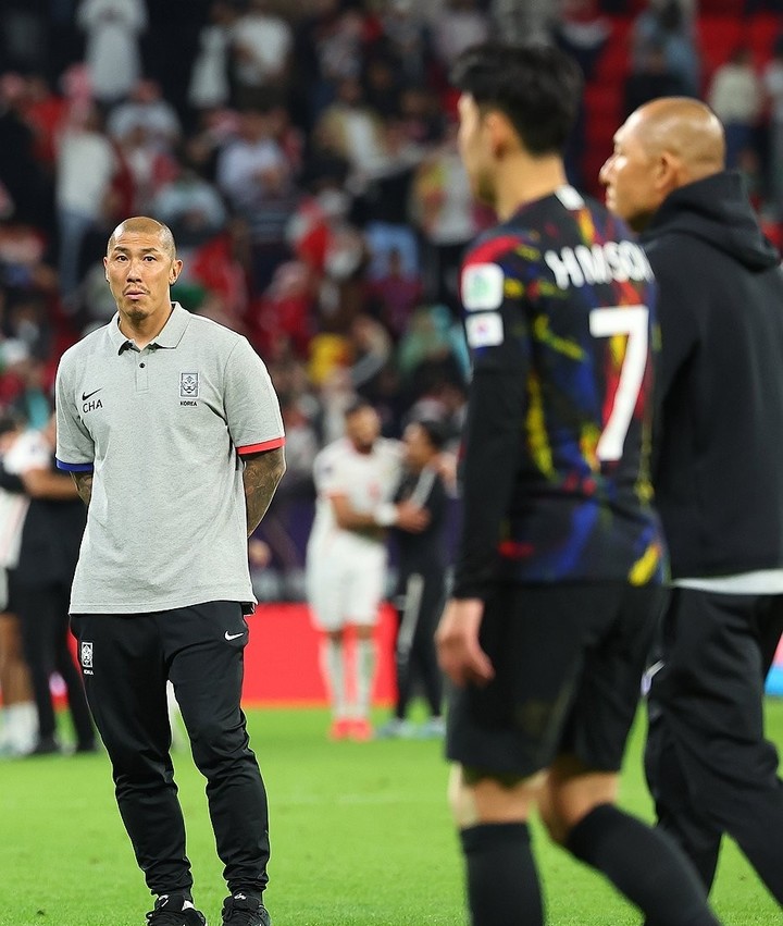 차두리 국가대표팀 코치가 손흥민을 바라본다